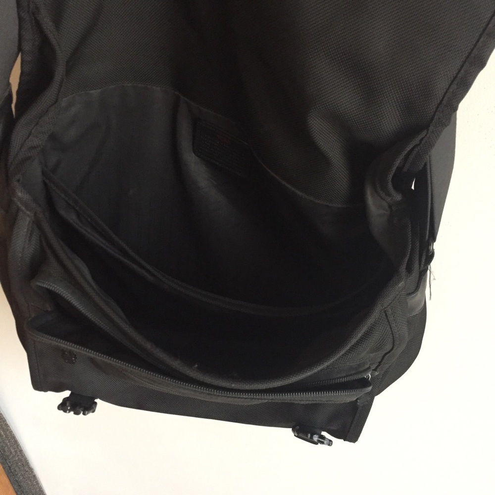 TUMI Messenger Style Laptop Bag - Picture 3 of 5